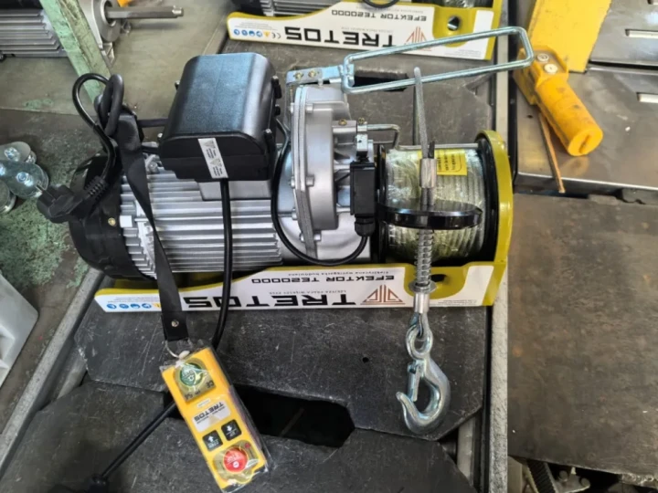pol_pl_Wyciagarka-budowlana-elektryczna-Tretos-Efektor-TE20000-udzwig-500-kg-dlugosc-liny-30-m-IP-54-moc-1600-W-Pilot-bezprzewodowy-83626-83626_11.webp